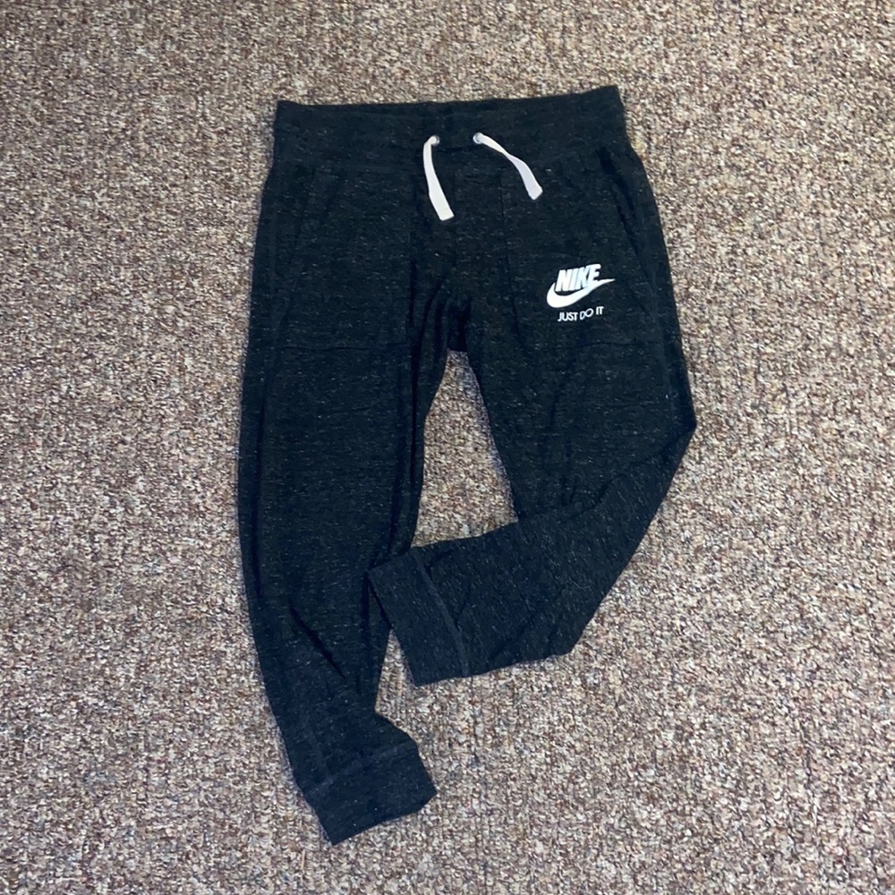 Womens gray Nike Capri sweatpants with pockets